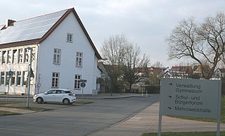 Parken an der von Haxthausen-Grundschule soll sicherer werden. Die CDU Barntrup möchte den Parkplatz hinter der Schule vergrößern. Die Stadt zieht indes andere Pläne für die freie Fläche in Betracht – das Gymnasium könnte erweitert werden. - Sylvia Frevert Parken an der von Haxthausen-Grundschule soll sicherer werden. Die CDU Barntrup möchte den Parkplatz hinter der Schule vergrößern. Die Stadt zieht indes andere Pläne für die freie Fläche in Betracht – das Gymnasium könnte erweitert werden. - Sylvia Frevert