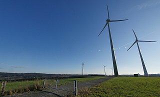 Mehrere Windräder stehen bereits auf dem Bauerkamp bei Veldrom. - Jost Wolf