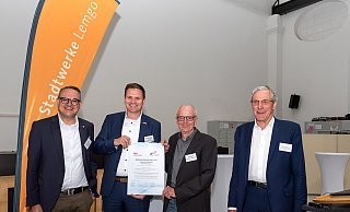 Bürgermeister und Aufsichtsratsvorsitzender Markus Baier freut sich mit Geschäftsführer Matthias Sasse und dem Projektverantwortlichen Uwe Weber über die Auszeichnung, die B.KWK-Präsident Claus-Heinrich Stahl (von links) übergab. - Michael Reimer