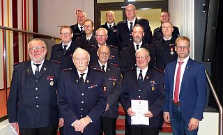 Die für langjährige Mitgliedschaft Geehrten mit Stefan Jakob, Leiter der Feuerwehr (hinten , Zweiter von links), Stellvertreter Ian Thomy (hinten rechts) sowie Bürgermeister Borris Ortmeier (vorne rechts) - Rudi Rudolph