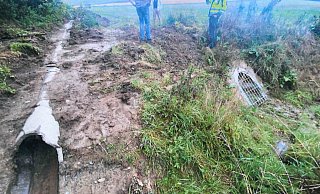 Der neue Vorfluter, der das Regenwasser der um die Umgehungsstraße liegenden Häuser aufnehmen soll, wurde nicht richtig an den Kanal angeschlossen. - Stadt Barntrup Der neue Vorfluter, der das Regenwasser der um die Umgehungsstraße liegenden Häuser aufnehmen soll, wurde nicht richtig an den Kanal angeschlossen. - Stadt Barntrup