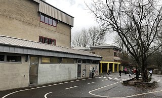 Auch die Erich Kästner-Förderschule an der Otto-Hahn-Straße in Schötmar ist aktuell als Standort für einen Neubau einer fünfzügigen Grundschule im Gespräch. Die Förderschüler würden in dem Fall in das frei werdende Gebäude der Grundschule am Kirchplatz ziehen. Doch zunächst haben jetzt erst mal die Salzufler das Wort, ob sie eine fünfzügige Grundschule überhaupt wollen. - Thomas Reineke