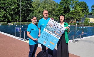 Christina Kiefner (Eau-Le), Manfred Krumsiek (DLRG) und Maren Staczan (Stadtwerke Lemgo) laden zum 24 Stunden-Schwimmen ins Eau-Le ein. - Katrin Kantelberg