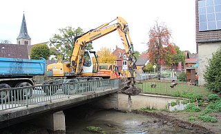 Erst im Oktober vergangenen Jahres musste das Flussbett der Bega an der Brücke von Schlamm befreit werden. Dieser soll sich mit der neuen Brücke dort nicht mehr so schnell ansammeln. - Archivfoto: Nadine Uphoff Erst im Oktober vergangenen Jahres musste das Flussbett der Bega an der Brücke von Schlamm befreit werden. Dieser soll sich mit der neuen Brücke dort nicht mehr so schnell ansammeln. - Archivfoto: Nadine Uphoff