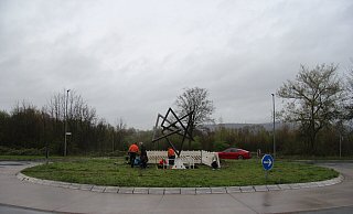 Ansicht von der Bunsenstraße auf die Skulptur im Kreisel am Braker Weg. - Kyrill von Matuschka Ansicht von der Bunsenstraße auf die Skulptur im Kreisel am Braker Weg. - Kyrill von Matuschka