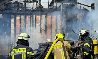 Ein Heckenbrand hat am Dienstag in Pivitsheide auf ein angrenzendes Wohnhaus übergegriffen. Rund hundert Einsatzkräfte der Feuerwehr waren mit den Löscharbeiten betraut. - Raphael Bartling