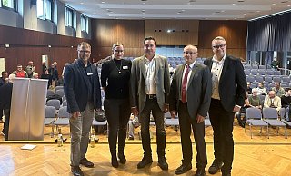 Hendric Schwär-Fröhlich (Stadt Lemgo, von links), Dr. Sonja Girod (VHS Detmold-Lemgo), Frank Hager (Polizei Bielefeld), Professor Dr. Emanuel Richter (RWTH Aachen) und Bürgermeister Markus Baier freuten sich auf den Vortragsabend im MWG. - Tamina-Shirin Marten