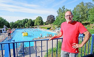 Stefan Dubbert ist seit mehr als 20 Jahren Vorsitzender des Freibadvereins Bösingfeld-Asmissen. Er schätzt vor allem die landschaftlich schöne Lage des Bades, die gute Aufteilung und das Angebot an Wasserspielgeräten. - Lorraine Brinkmann