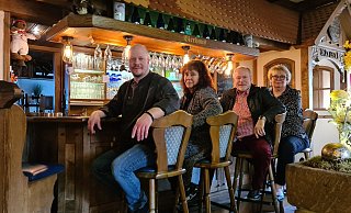 Machen es sich an der Theke des Heidelbecker Schlosskrugs bequem: (von links) Daniel Scott, Kathleen Popp-Richwald, Wolfgang und Marion Korf. - Nadine Uphoff