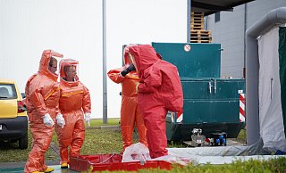 Zu einem Chemieunfall ist die Detmolder Feuerwehr am Montagmorgen ausgerückt. - Freitag-TV Zu einem Chemieunfall ist die Detmolder Feuerwehr am Montagmorgen ausgerückt. - Freitag-TV