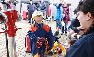 Zur Ausrüstung eines richtigen Feuerwehrmannes gehören Helm und Strahlrohr. Am Stand der Jugendfeuerwehr wurde Johannes von Lia Seifert (rechts) zur Probe eine echte Dienstkleidung angelegt – freilich noch ein paar Nummern zu groß. Fotos: Knut Dinter - Knut Dinter Zur Ausrüstung eines richtigen Feuerwehrmannes gehören Helm und Strahlrohr. Am Stand der Jugendfeuerwehr wurde Johannes von Lia Seifert (rechts) zur Probe eine echte Dienstkleidung angelegt – freilich noch ein paar Nummern zu groß. Fotos: Knut Dinter - Knut Dinter
