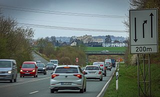 Die Ostwestfalenstraße (L 712n) endet von Lippe aus gesehen hinter der A-2-Abfahrt Ostwestfalen-Lippe. Sie soll bis zur Herforder Straße verlängert werden. Aber nicht vor 2023. - Sarah Jonek Fotografie Die Ostwestfalenstraße (L 712n) endet von Lippe aus gesehen hinter der A-2-Abfahrt Ostwestfalen-Lippe. Sie soll bis zur Herforder Straße verlängert werden. Aber nicht vor 2023. - Sarah Jonek Fotografie