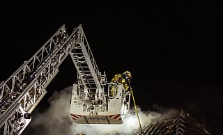Die Flammen werden über Drehleiter bekämpft. - FreitagTV