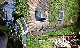 Auf dem Hof Jakobskrüger in Lipperreihe hat es gebrannt. Das Feuer verwüstet ein Zimmer, die übrige Wohnung ist durch den Rauch beschädigt. - Feuerwehr Oerlinghausen Auf dem Hof Jakobskrüger in Lipperreihe hat es gebrannt. Das Feuer verwüstet ein Zimmer, die übrige Wohnung ist durch den Rauch beschädigt. - Feuerwehr Oerlinghausen