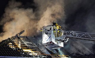 Zum Glück hielten sich keine Personen mehr in dem Haus auf. Die Feuerwehr löschte den Brand mit Hilfe der Drehleiter auch von oben. Der Bereich zwischen Pottenhauser Straße und Hasselstraße war stundenlang gesperrt. - FreitagTV