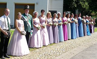 Königin Astrid Schatz und ihr Hofstaat bieten prunkvolle Kleider, wohin das Auge reicht. - Rudi Rudolph