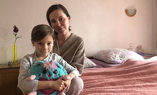 Oksana Vakulchyk und ihre Tochter Maria (6) sind froh, im Schwalenberger Gildehaus eine Bleibe gefunden zu haben. An eine schnelle Rückkehr in die Ukraine glaubt sie nicht. - Silke Buhrmester