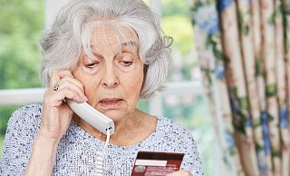 Der Enkeltrick ist eine beliebte Masche, die von Betrügern häufig benutzt wird. Damit Senioren ihr nicht zum Opfer fallen, rät die Polizei: „Skeptisch bleiben und bei einem unguten Gefühl das Telefonat sofort beenden." - Leitung Sozialer Dienst