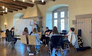 Der Auftakt des Songwriting-Workshop im Rittersaal der Burg Sternberg im Jahr 2022. - Kulturstellwerk Nordlippe Der Auftakt des Songwriting-Workshop im Rittersaal der Burg Sternberg im Jahr 2022. - Kulturstellwerk Nordlippe