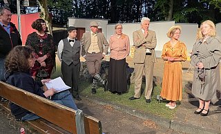 Spielleiterin Ursel Sparka (sitzend) gibt nach der Probe Feedback an ihre Truppe. Hier zu sehen sind (von links): Peter Deppe, Michaela Wernsmann, Tobias Friedrich, Fynn Berning, Christiane Jung, Thorsten Böhner, Lucia-Timea Konradt und Wiebke Blume. - Jana Beckmann Spielleiterin Ursel Sparka (sitzend) gibt nach der Probe Feedback an ihre Truppe. Hier zu sehen sind (von links): Peter Deppe, Michaela Wernsmann, Tobias Friedrich, Fynn Berning, Christiane Jung, Thorsten Böhner, Lucia-Timea Konradt und Wiebke Blume. - Jana Beckmann