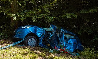 Das Fahrzeug des 18-Jährigen drohte, nach dem Unfall in einen Graben abzurutschen. Erst nachdem es gesichert wurde, konnte das Unfallopfer versorgt werden. - Freitag TV/Stock Das Fahrzeug des 18-Jährigen drohte, nach dem Unfall in einen Graben abzurutschen. Erst nachdem es gesichert wurde, konnte das Unfallopfer versorgt werden. - Freitag TV/Stock