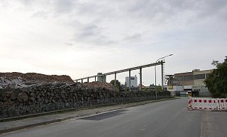 Für das ehemalige Hornitex-Gelände gilt eine Veränderungssperre. Dort sollten sich perspektivisch Unternehmen rund um die Produktion und die Nutzung von Wasserstoff ansiedeln. Der Abriss der Hallen hinten im Bild war aber möglich, weil der ölverseuchte Boden unter ihnen saniert werden muss und das die Standsicherheit der Hallen gefährdet hätte. - Archivfoto: Jost Wolf