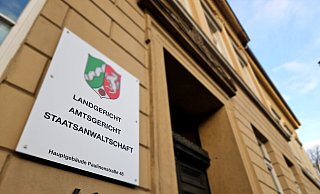 Ein 32-Jähriger aus Simmern hat sich vor dem Landgericht Detmold wegen räuberischer Erpressung verantworten müssen. Er soll seiner Ex-Freundin in Detmold aufgelauert und deren Kinder bedroht haben. - Janet König Ein 32-Jähriger aus Simmern hat sich vor dem Landgericht Detmold wegen räuberischer Erpressung verantworten müssen. Er soll seiner Ex-Freundin in Detmold aufgelauert und deren Kinder bedroht haben. - Janet König