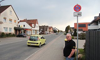 Anwohner Dietmar Kespohl am Halteverbotsschild an der Salzufler Straße. Archivfoto: Nadine Uphoff - Nadine Uphoff