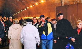 Im November 1998 wurde der Tunnel mit einem Fest eröffnet, Bürgermeister war damals Martin Weber (dunkler Mantel). - Repro: Horst Biere / Quelle Stadtarchiv Im November 1998 wurde der Tunnel mit einem Fest eröffnet, Bürgermeister war damals Martin Weber (dunkler Mantel). - Repro: Horst Biere / Quelle Stadtarchiv