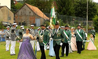 Die Königsgesellschaft mit dem Königspaar Benjamin und Filiz Süß marschiert an den angetretenen Vereinen vorbei. - Rudi Rudolph Die Königsgesellschaft mit dem Königspaar Benjamin und Filiz Süß marschiert an den angetretenen Vereinen vorbei. - Rudi Rudolph