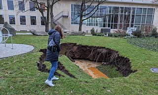An der Konzerthalle befindet sich aktuell ein großes Loch im Rasen. Mittlerweile ist der Standort abgesperrt. - Peter Hughes