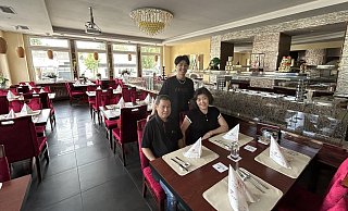 Jie Lui mit Ehefrau Yinchai Jiang und Sohn Wanjing Lui im Gastraum des chinesischen Restaurants "Haodu" in Heiligenkirchen. - Alexandra Schaller