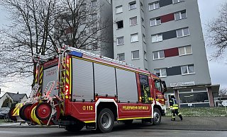Ein Zimmerbrand in einem Hochhaus an der Potsdamer Straße hat die Detmolder Feuerwehr am Dienstagmorgen beschäftigt. - Freitag TV Ein Zimmerbrand in einem Hochhaus an der Potsdamer Straße hat die Detmolder Feuerwehr am Dienstagmorgen beschäftigt. - Freitag TV