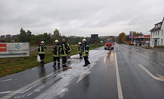 Die Kameraden der Feuerwehr Extertal reinigen die Straße. - Feuerwehr Extertal