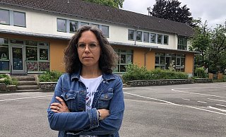 Kirsten Botterbusch steht an der Grundschule Wasserfuhr. Eigentlich möchte sie nur ein Ticket für die Abschlussfahrt ihrer vierten Klasse kaufen – doch damit wird sie nicht weit kommen. Foto: Sven Kienscherf - Sven Kienscherf Kirsten Botterbusch steht an der Grundschule Wasserfuhr. Eigentlich möchte sie nur ein Ticket für die Abschlussfahrt ihrer vierten Klasse kaufen – doch damit wird sie nicht weit kommen. Foto: Sven Kienscherf - Sven Kienscherf