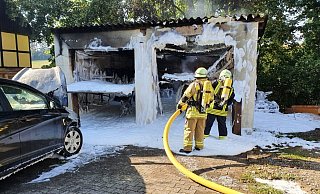 Um Glutnester zu ersticken wurde die Garage zum Abschluss eingeschäumt. - Feuerwehr Lügde Um Glutnester zu ersticken wurde die Garage zum Abschluss eingeschäumt. - Feuerwehr Lügde