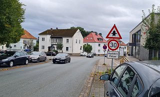 Im Kreuzungsbereich vor dem Dienstleistungszentrum des Kreises Lippe und der Einmündung zur Hausmannstraße soll die viel befahrene Bahnhofstraße einen Kreisel erhalten, dessen Mittelteil allerdings nur leicht erhöht und überfahrbar sein soll. - Marianne Schwarzer