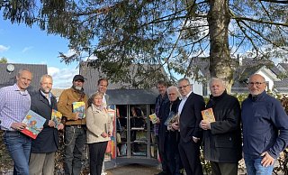 Stefan Fromme (Schulleiter der Grundschule Hiddesen), Sören Kramer (Partner bei Brandi Rechtsanwälte), André Sedlaczek (Illustrator und Buchautor), Edith Plöger (Büchereiverein Hiddesen), Kay Sandmann-Puzberg (Vorsitzender der Bürgerstiftung Detmold), Axel Plöger (Künstler), Albert Schomburg (Gründer Unternehmens- und Familienstiftung), Uwe Kronshage (Volksbank Detmold), Bernhard Stöckl (Büchereiverein Hiddesen) und Peter Kübler (OGS Leiter, von links) feiern Einweihung. - Madlena Gerschner Stefan Fromme (Schulleiter der Grundschule Hiddesen), Sören Kramer (Partner bei Brandi Rechtsanwälte), André Sedlaczek (Illustrator und Buchautor), Edith Plöger (Büchereiverein Hiddesen), Kay Sandmann-Puzberg (Vorsitzender der Bürgerstiftung Detmold), Axel Plöger (Künstler), Albert Schomburg (Gründer Unternehmens- und Familienstiftung), Uwe Kronshage (Volksbank Detmold), Bernhard Stöckl (Büchereiverein Hiddesen) und Peter Kübler (OGS Leiter, von links) feiern Einweihung. - Madlena Gerschner
