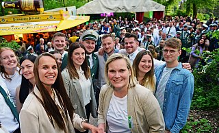 Die neue Schützenkönigin Luisa Wiechers mit ihrer Prinzessin und Partnerin Kerstin Milchberger (von rechts, vorne im Bild). - Nicole Ellerbrake