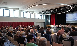 Ungewöhnlich großes Interesse: Etwa 40 Bürger verfolgen die Ratssitzung, in der ein zweites Mal über ein Medizinisches Versorgungszentrum in Kalletal diskutiert wird. - Jens Rademacher Ungewöhnlich großes Interesse: Etwa 40 Bürger verfolgen die Ratssitzung, in der ein zweites Mal über ein Medizinisches Versorgungszentrum in Kalletal diskutiert wird. - Jens Rademacher