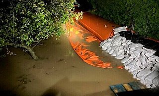 Der Damm aus Sandsäcken hält die Wassermassen zurück. - Stadt Detmold Der Damm aus Sandsäcken hält die Wassermassen zurück. - Stadt Detmold