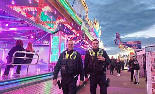 Dirk Levin-Schröder (links) und Dennis Laukstiens, Mitarbeiter des Kommunalen Ordnungsdienstes, laufen Streife auf Wilbasen. Dabei haben sie unter anderem den Jugendschutz im Blick. - Michaela Weiße