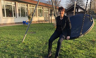 Simone Heuwinkel sitzt auf der Schaukel am Bürgerhaus Wülfer-Bexten.  - Sven Kienscherf