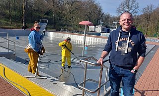 Jörg Mengedoht, Fachangestellter für Bäderbetrieb, sowie seine Kolleginnen Vanessa Hagelstein (links) und Franziska Blau bereiten das Blomberger Freibad für die Saison vor. Dazu gehört auch das Schrubben der Becken. - Michaela Weiße Jörg Mengedoht, Fachangestellter für Bäderbetrieb, sowie seine Kolleginnen Vanessa Hagelstein (links) und Franziska Blau bereiten das Blomberger Freibad für die Saison vor. Dazu gehört auch das Schrubben der Becken. - Michaela Weiße
