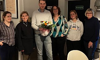 Der Vorstand der Grünen verabschiedet Sebastian Klatte (mit Blumen): (von links) Nadine Schulte, Wiebke Kopsieker, Melanie Reichert, Jenny Langejürgen und Christine Fanenbruck - Bündnis 90/Die Grünen Der Vorstand der Grünen verabschiedet Sebastian Klatte (mit Blumen): (von links) Nadine Schulte, Wiebke Kopsieker, Melanie Reichert, Jenny Langejürgen und Christine Fanenbruck - Bündnis 90/Die Grünen