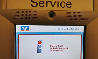 Ärgerlich für viele Bankkunden in Almena: der Bankautomat der Volksbank Bad Salzuflen ist seit drei Wochen offline - Ende offen. Schuld ist ein Leitungsschaden der Deutschen Telekom. - Sylvia Frevert(LZ)