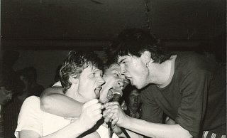 Die erste LP der "Toten Hosen" ist 1984 erst wenige Monate auf dem Markt, aber Campino kann bereits auf textsichere Fans zählen. - Thomas Bauer Die erste LP der "Toten Hosen" ist 1984 erst wenige Monate auf dem Markt, aber Campino kann bereits auf textsichere Fans zählen. - Thomas Bauer