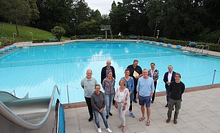 W&uuml;rden sich &uuml;ber eine neue Heizung freuen: (von links) Nils Hasse, Stefanie Schlanow (beide Freibadverein), Fachbereichsleiter Olaf Kapelle, Julia Krahl, Agnes Hankemeier, Daniela Wutzke (alle drei Freibadverein), K&auml;mmerer Jens Hankemeier, Marc H&auml;ger, Bauamtsleiterin Ewa Hermann, Mario Hecker und Stefan Hermening von der Energieagentur Lippe.&nbsp; - Nadine Uphoff