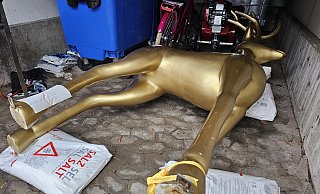 Das goldene Rentier wurde erst in einer Asservatenstelle bei der Polizei aufbewahrt, jetzt steht fest: Es wird nicht mehr repariert, sondern es gibt Ersatz.. - Astrid Sewing