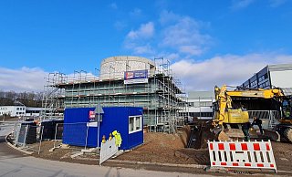 Die Flachsmarktstraße wird ab dem kommenden Montag voll gesperrt, damit die Leitungen vom neuen Pavillon die Fahrbahn kreuzen können. Am Kreisel wird lediglich dieser Arm gesperrt - der Verkehr über den Schmuckenberger Weg wird über eine Baustellenampel geregelt und auf der dem Hamburger Berg zugewandten Kreiselseite fließen können. - Marianne Schwarzer Die Flachsmarktstraße wird ab dem kommenden Montag voll gesperrt, damit die Leitungen vom neuen Pavillon die Fahrbahn kreuzen können. Am Kreisel wird lediglich dieser Arm gesperrt - der Verkehr über den Schmuckenberger Weg wird über eine Baustellenampel geregelt und auf der dem Hamburger Berg zugewandten Kreiselseite fließen können. - Marianne Schwarzer
